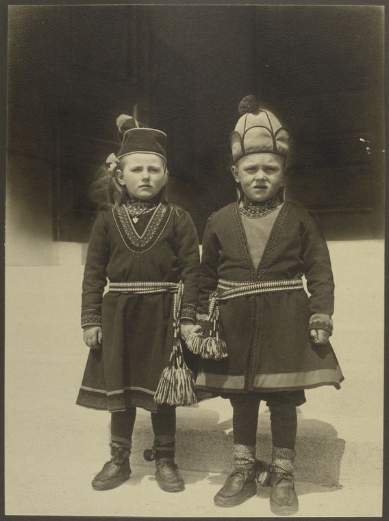 two young children holding hands wearing traditional Swedish clothing